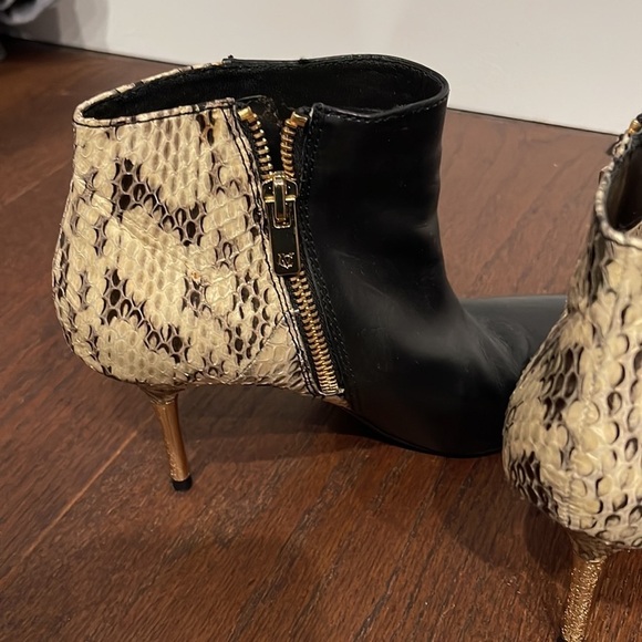 Vince Camuto Signature Black Booties Size 6.5 - Picture 6 of 9